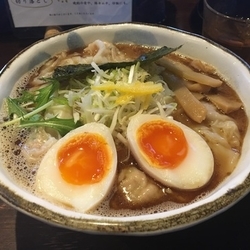醤油（焼きアジ）＋大盛り＋ワンタン＋味玉