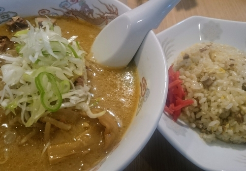 「みそラーメン・半チャンセット（１１００円）」@さっぽろ 火武偉 恵比寿店の写真