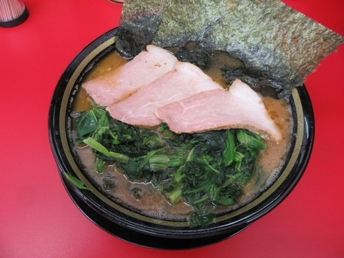 「チャーシューメン３枚（６５０円）＋青菜１００円」@家系ラーメン 王道 いしいの写真