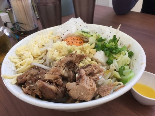 「全部のせど豚骨ラーメン  麺ちょい少なめ きざみ玉ねぎトッピング」@宮二郎の写真