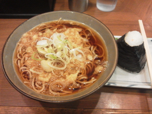 「たぬきそば310＋おむすび鮭100＝410円」@そば処 かめや 神田東口店の写真