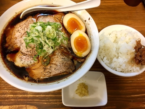 「【限定】肉そばブラック味玉付 (ピロ麺ver) ￥900」@くじら食堂の写真
