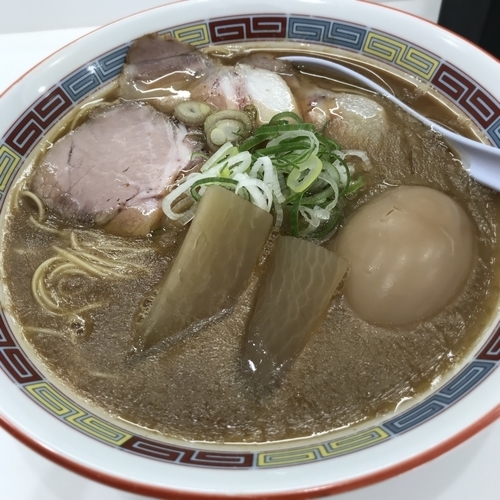 「煮干鰮豚骨らーめん煮玉子入り」@煮干鰮豚骨らーめん 嘉饌の写真