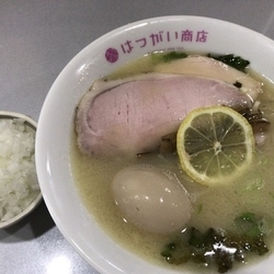鶏白湯そば750円+味付たまご80円+たまねぎ50円