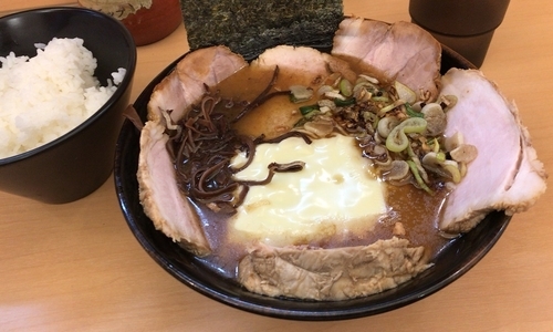 「濃厚とんこつ梅吉らーめん＋相模原産香福豚チャーシュー＋御飯」@らーめん梅吉の写真