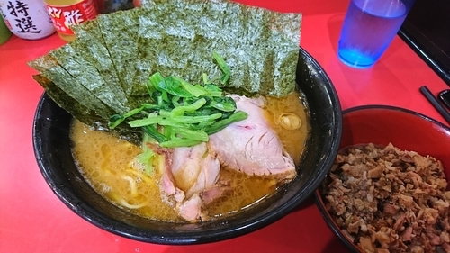 「ラーメン中盛+のり+チャーシューまぶし」@家系総本山 ラーメン吉村家の写真