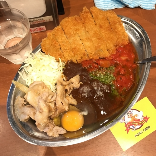 「トマトバジルカレー＋豚の生姜焼き＋トンカツ＋生たまご」@カレーの市民 アルバ 秋葉原本店の写真
