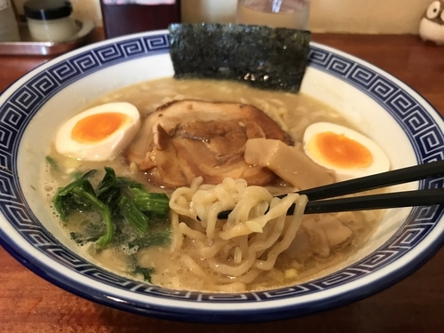 「とんこつしょうゆ煮玉子らーめん」@らー麺にしかわの写真