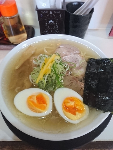 「手打ち塩ラーメン 700円 半熟卵50円」@手打ち中華そば 㐂八の写真