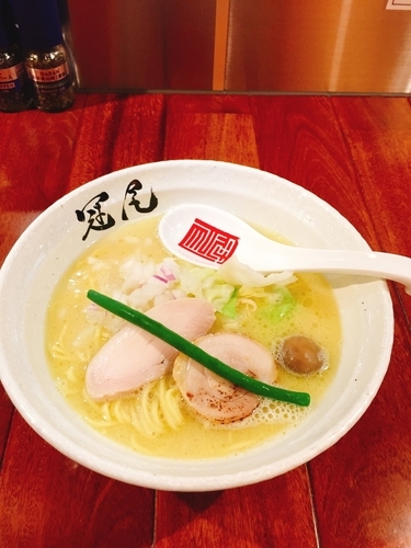 「純白湯らぁめん800円」@らぁめん冠尾 恵比寿西店の写真