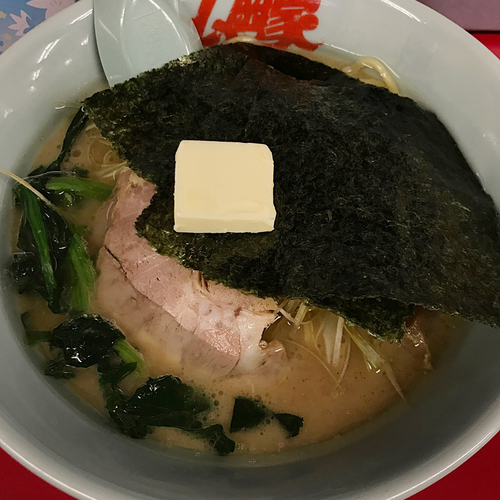 「醤油ネギラーメン　740円　バター60円　チャーシュー2枚」@ラーメン山岡家 大泉店の写真