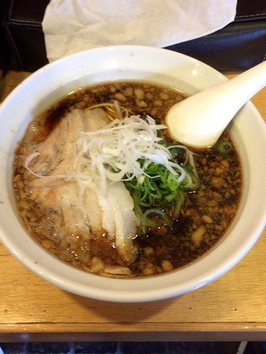 「ブラックラーメン（細麺・背脂）」@大津家の写真