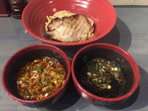 「ハーフ&ハーフ(エビとイカ墨&ビネガー)つけ麺950円」@つけ麺専門 百の輔の写真