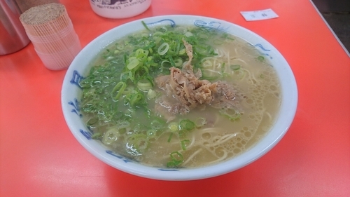 「ラーメン(麺硬め)+替え玉」@元祖 長浜屋の写真