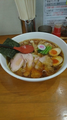 「ワンタン麺 味玉入り」@とら食堂 松戸分店の写真