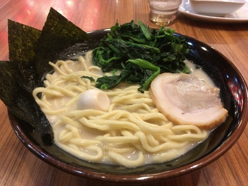 「塩ラーメン 脂抜き＋ほうれん草（クーポン）」@横浜家系ラーメン 壱角家 上尾店の写真