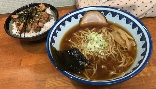 「醤油らーめん＋チャーシューライス(700円＋250円)」@めんや友絆の写真