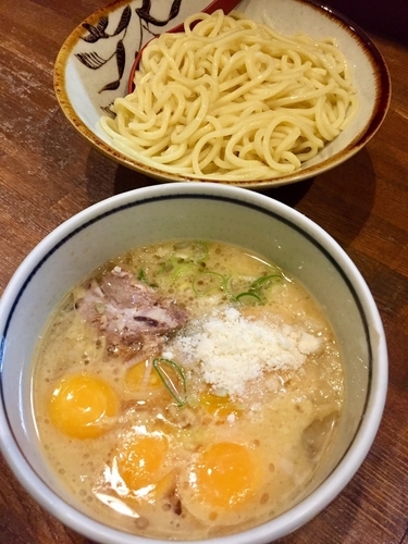 「【クレイジーメニューゼロ番】豚と卵黄のつけ麺！￥890」@ラーメンアキラの写真