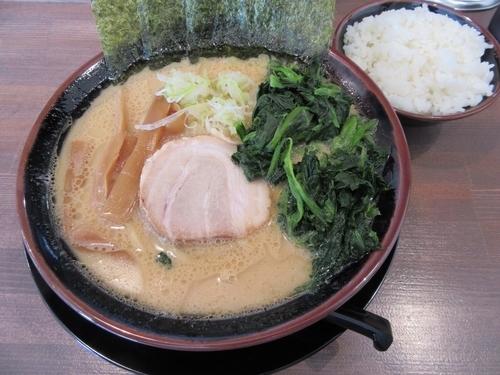 「豚骨醤油（７６０円）＋ほうれん草１００円」@山亀家 西千葉店の写真