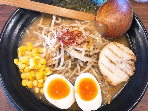 「熟成赤マル味玉味噌ラーメン 880円」@マルヤ商店の写真