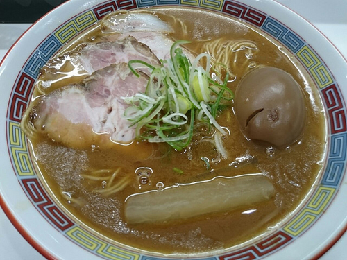 「煮干鰮豚骨らーめん煮玉子入り」@煮干鰮豚骨らーめん 嘉饌の写真
