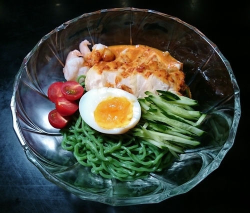 「冷やし棒棒鶏翡翠麺　850円」@リトル成都の写真