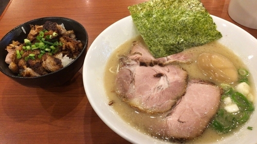 「半チャーシュー麺 煮卵+チャーシュー丼」@らーめん専門店 小川 町田小山本店の写真