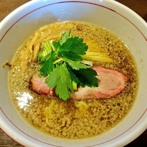 「背脂地鶏中華そば（醤油　手もみ麺）800」@麺や 虎徹の写真
