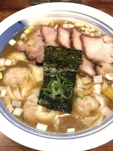 「チャーシュー肉ワンタンメン、サービスライス」@麺屋 悠の写真