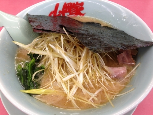 「醤油ネギラーメン　￥７４０」@ラーメン山岡家 大垣店の写真
