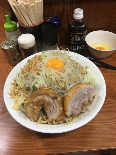 「大汁無しニンニク少し野菜生卵」@ラーメン二郎 亀戸店の写真