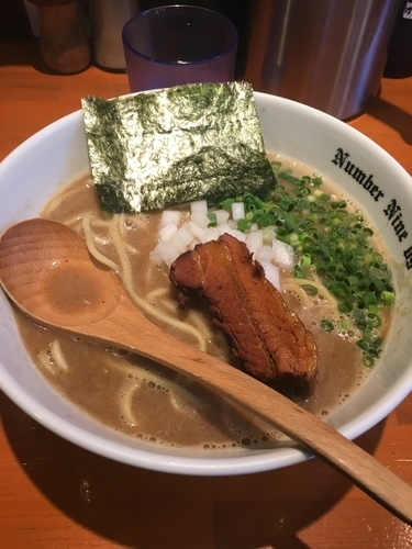 「濃厚らーめん800円」@麺Dining Number Nine 09の写真