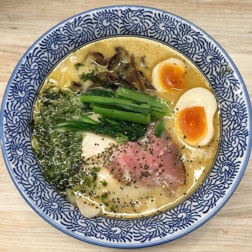 「にぼぶた塩玉子 (890円)」@らーめん専門店 煮干しと豚の写真