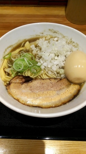 「煮干しそば+替え玉  玉ねぎ 味たま」@つけめん・らーめん・煮干そば 金狼の写真