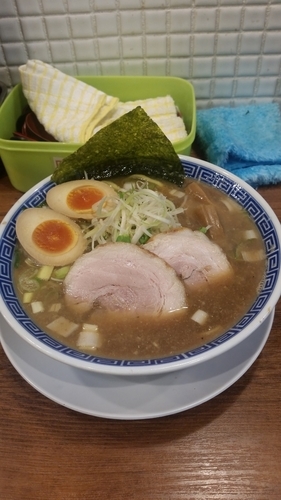 「味玉のせ中華そば」@背脂煮干 丸め 新所沢店の写真