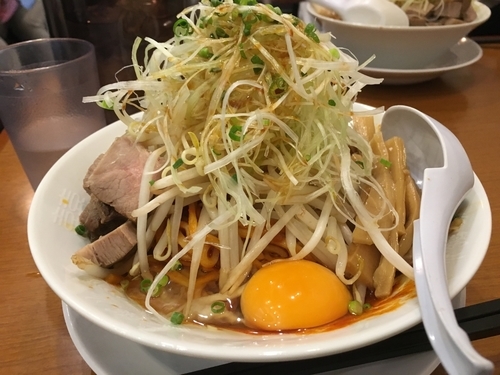 「辛みまぜそば生玉子付き／¥850」@稲荷屋の写真