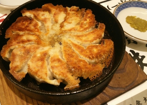 「鉄鍋餃子　580円（二人前）」@屋台屋 博多劇場 新松戸店の写真