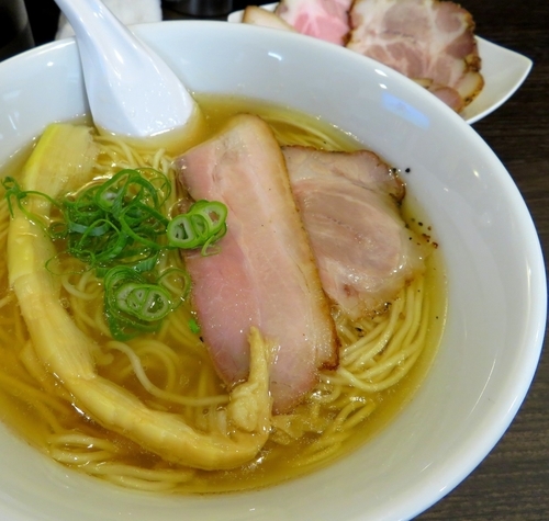 「塩＋チャーシュー（930円）」@かしわぎの写真