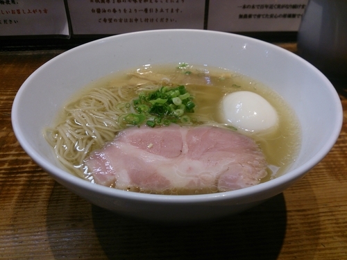 「しおらーめん+しお味玉」@町田汁場 しおらーめん 進化の写真