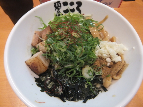 「塩まぜそば810円(オープン記念500円、並、追い飯無料)」@麺屋こころ 柏店の写真