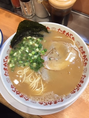 「らぁめん　710円　替え玉100円（サービスライス付き）」@九州大分らぁめん たまがった 西口店の写真