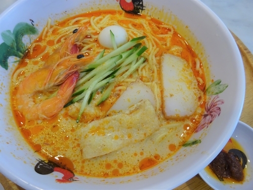 「シンガポールラクサヌードル　　990円」@シンガポール海南鶏飯 水道橋本店の写真