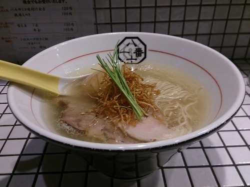 「うま味塩そば(細麺)+バルサミコ味玉」@81番の写真