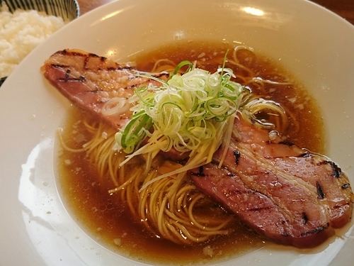 「【限定】厚切りベーコンをのせたガツンと生姜らーめん＋ライス中」@寿製麺よしかわ 川越店の写真