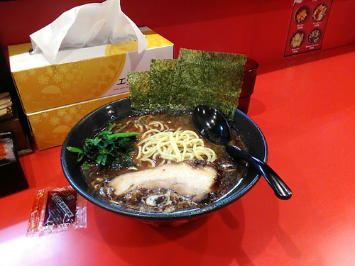 「黒らーめん　大盛　ネギトッピング」@麺家 蔦重 神奈川新町店の写真