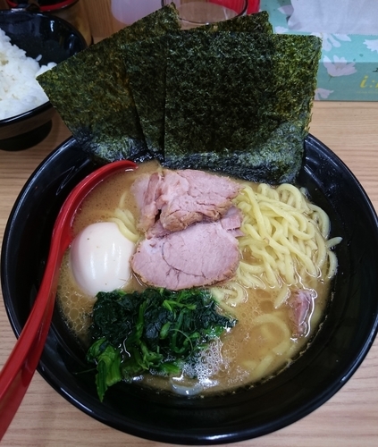 「ラーメン(並)＋半熟味玉＝750円」@横浜ラーメン 武蔵家 御茶ノ水店の写真