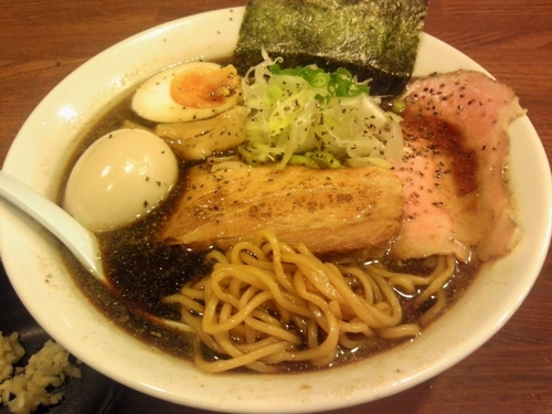 「【限定】坂戸ブラックラーメン（大:225g）￥850」@つけめん たまの写真