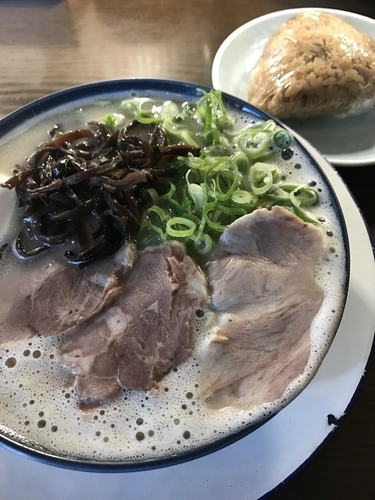 「ラーメン、替え玉、かしわめし」@博多ラーメン しばらく 日本橋店の写真