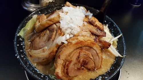 「ｽﾍﾟｼｬﾙWﾗｰﾒﾝ(ﾁｬｰｼｭｰ50g×5枚)豚骨醤油」@WILDラーメンの写真