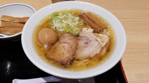 「半熟味玉ラーメン」@松戸富田麺業 千葉駅構内店の写真